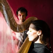 Ein Akkordeonist und eine Harfenistin