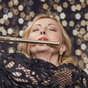 Flötistin spielt mit geschlossenen Augen