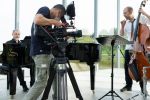 Ein Kameramann filmt das Maiburg-Ensemble
