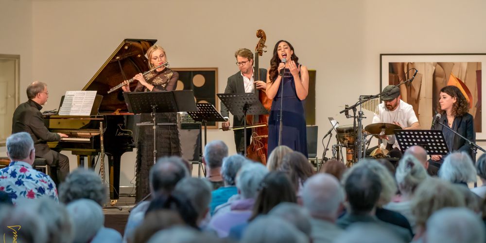 Fünf Musikerinnen und Musiker auf der Bühne