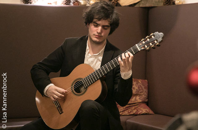 Junger Mann mit Gitarre