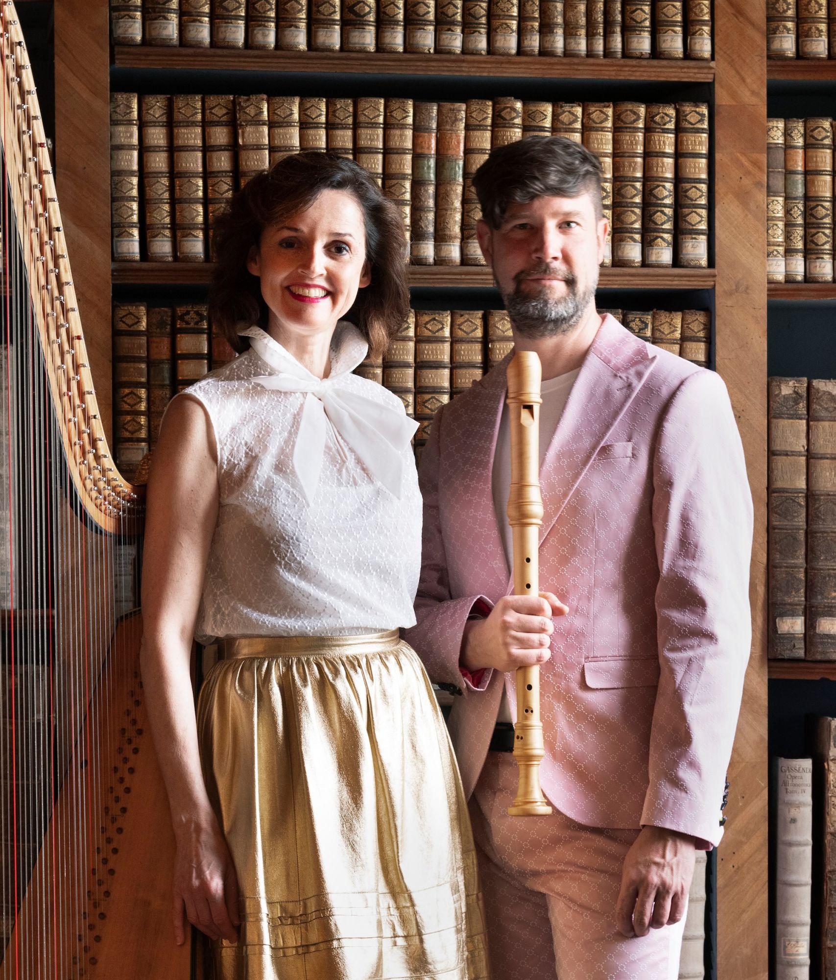 Flötist neben einer Harfenistin